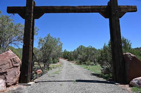 5556 W Refuge Road, Seligman, AZ 86337