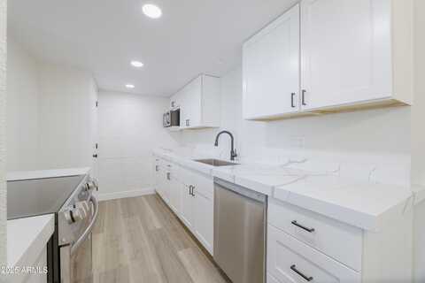 948 S Alma School Road, Mesa, AZ 85210