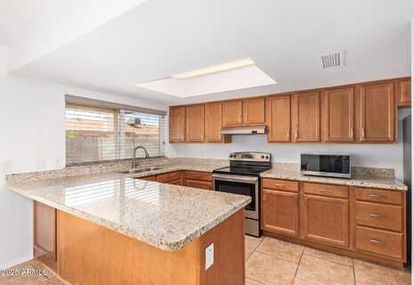 8807 W CINNABAR Avenue, Peoria, AZ 85345