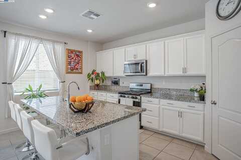 859 Helmsley Dr, Vacaville, CA 95687