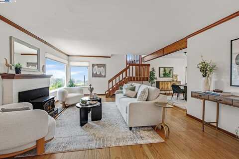 11425 Lochard St, Oakland, CA 94605