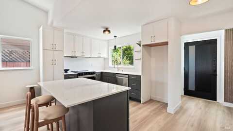 214 Hummingbird Court, Healdsburg, CA 95448