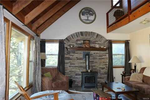 21 Holcomb Valley Road, Fawnskin, CA 92333