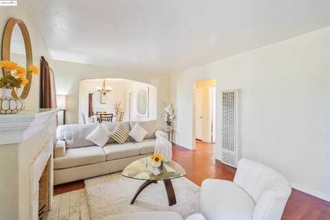 10200 Royal Ann St, Oakland, CA 94603