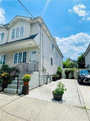 30 Winegar Lane, Staten Island, NY 10310