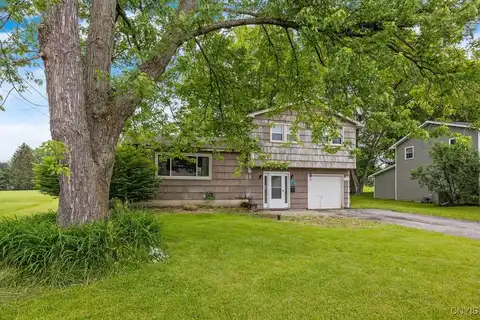17 Hummingbird Place, Clay, NY 13090