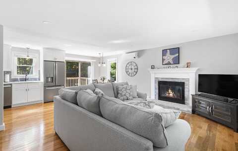 29 Braeburn Court, Hatchville, MA 02536