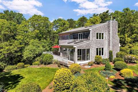 17 Claus Way, Marstons Mills, MA 02648