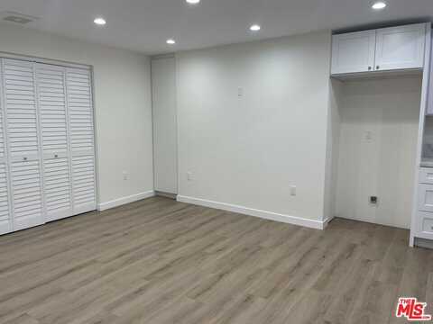 20750 Stagg St, Winnetka, CA 91306