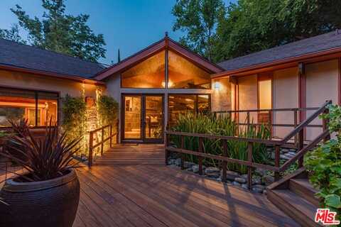 1064 Meadows End Dr, Calabasas, CA 91302