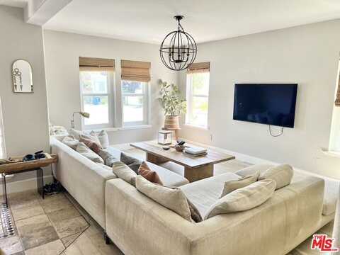 117 Navajo Ln, Topanga, CA 90290