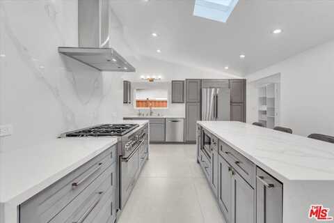 5715 Oso Ave, Woodland Hills, CA 91367