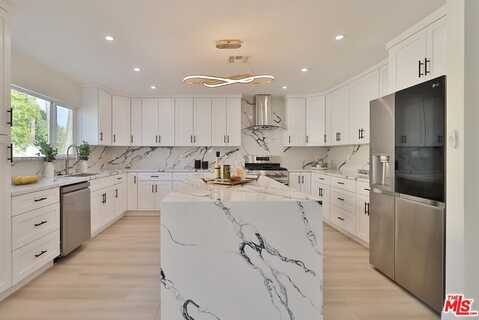 22131 Victory Blvd, Woodland Hills, CA 91303