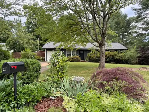 22 King Arthur Place, Asheville, NC 28806
