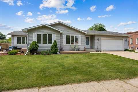 613 1st Ave, Vinton, IA 52349