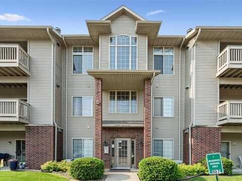 250 Cimarron Drive, Hiawatha, IA 52233