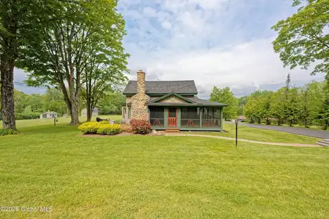 407 Lakeview Road, Broadalbin, NY 12025
