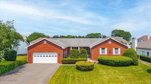 33 Woodridge Drive, Colonie, NY 12211