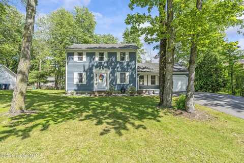 762 Downing Street, Niskayuna, NY 12309