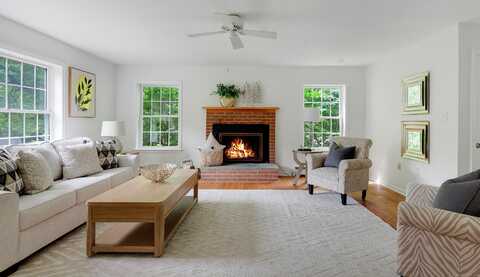 28 Hudson Lane, Essex, CT 06426