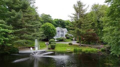 8 Hollow Oak Road, Woodbridge, CT 06525