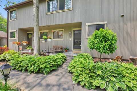 2 Edgehill Court, Woodbury, CT 06798