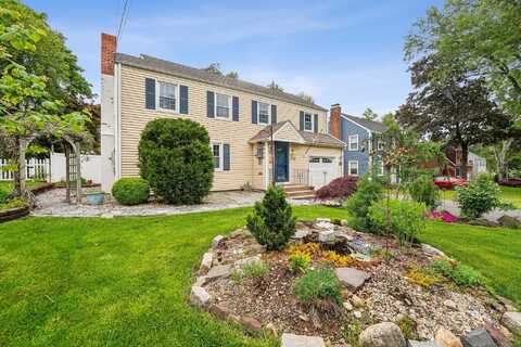 36 Bentwood Road, West Hartford, CT 06107