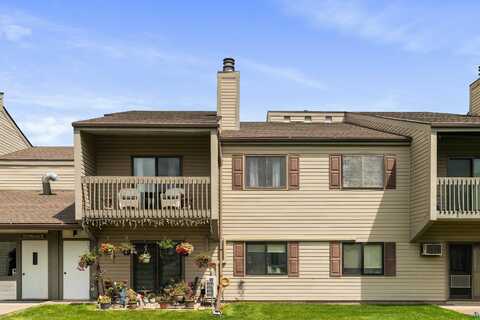 20 Village Dr, Proctor, MN 55810