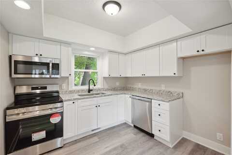 329 E Creston Avenue, Des Moines, IA 50315