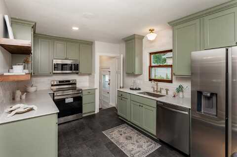 16 E Leach Avenue, Des Moines, IA 50315