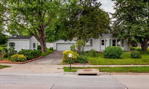 16 E Leach Avenue, Des Moines, IA 50315