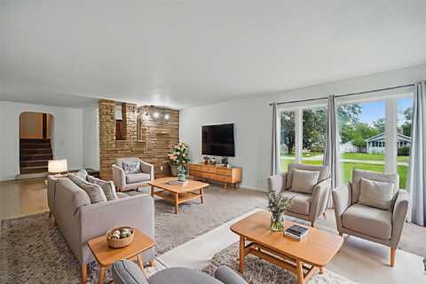 2905 Arnold Road, Des Moines, IA 50310