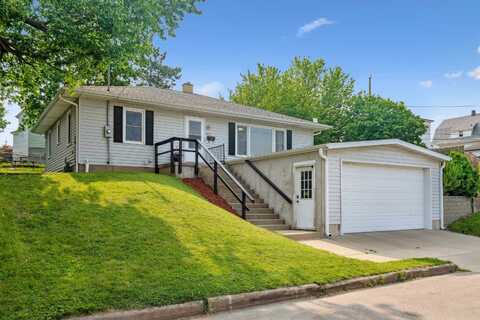 2214 Hoyt, Dubuque, IA 52001