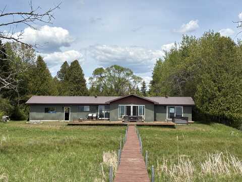 W11991 Middle Beach RD, Naubinway, MI 49762