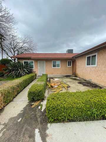13499 Amigo Avenue, Parlier, CA 93648