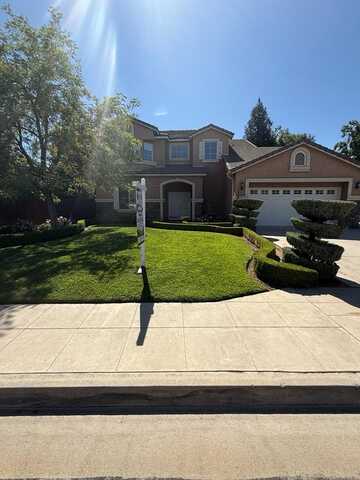 1756 Holly Avenue N, Clovis, CA 93619