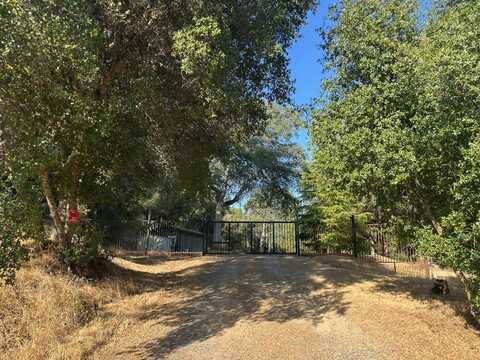 40089 John West Road, Oakhurst, CA 93644