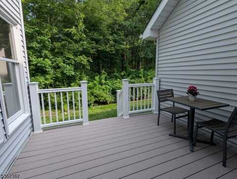 22 Arthurs Court, Berkeley Heights, NJ 07922