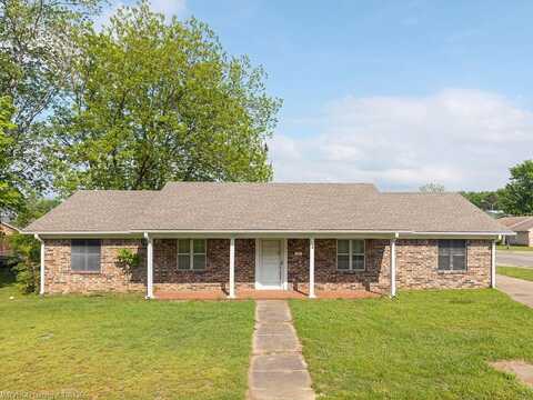 100 S Meadow PL, Clarksville, AR 72830