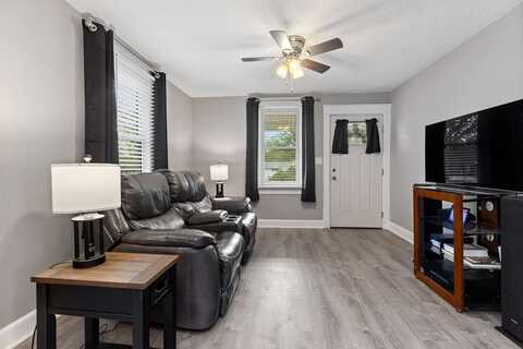 238 N CHARLOTTE AVE, WAYNESBORO, VA 22980