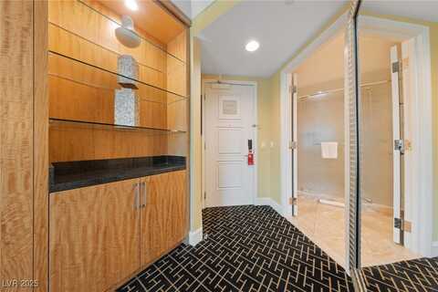 2000 N Fashion Show Drive, Las Vegas, NV 89109