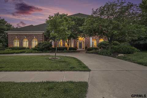 686 N 164th Street, Omaha, NE 68118