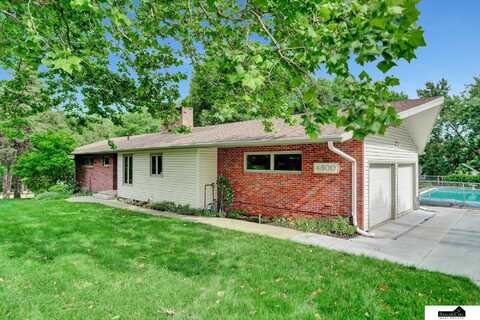 4800 Mandarin Circle, Lincoln, NE 68516