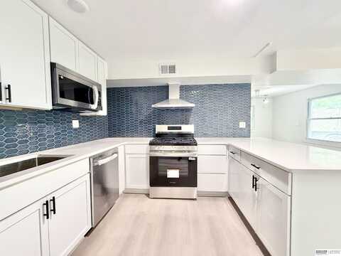 1132 S 33rd Street, Omaha, NE 68105