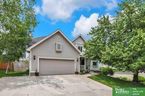808 Auburn Lane, Papillion, NE 68046
