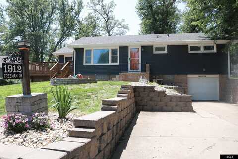 1912 Freeman Drive, Bellevue, NE 68005