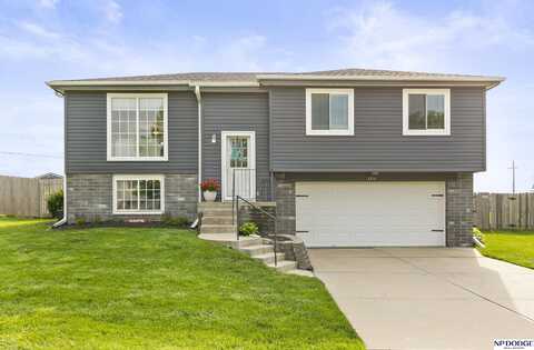 1211 Devon Drive, Papillion, NE 68046
