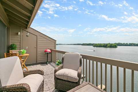 824 Cliffs Drive E, Ypsilanti, MI 48198