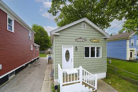 513 1st Street, Manistee, MI 49660