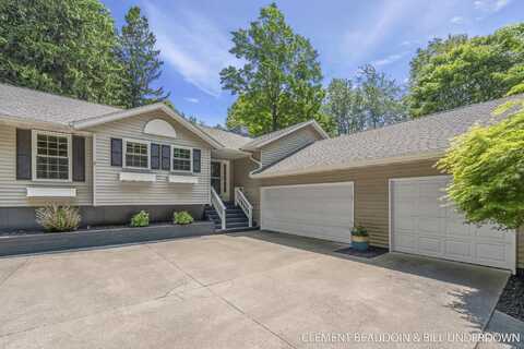 477 S Union Street, Douglas, MI 49406
